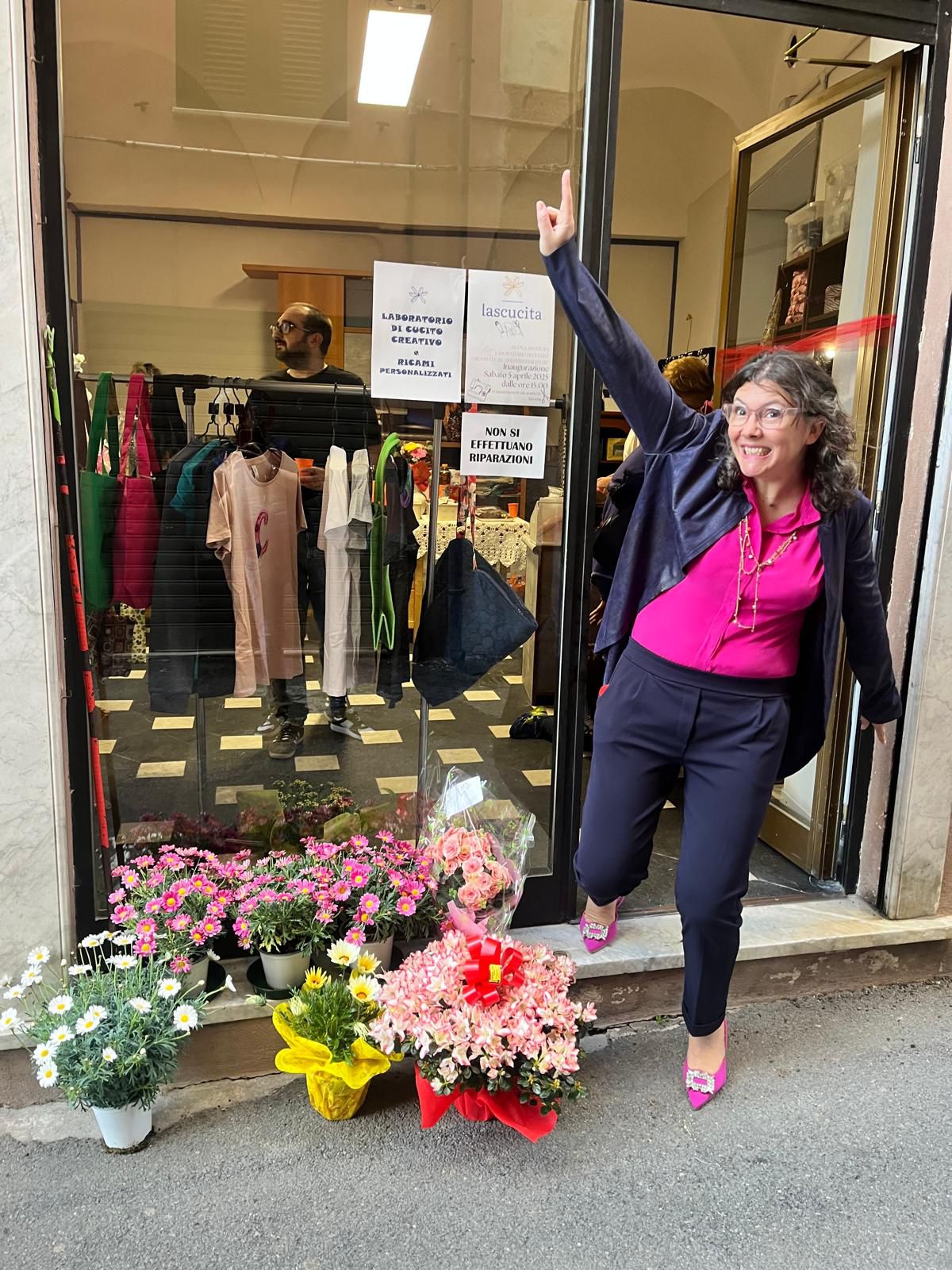 Silvia davanti alla bottega LaScucita