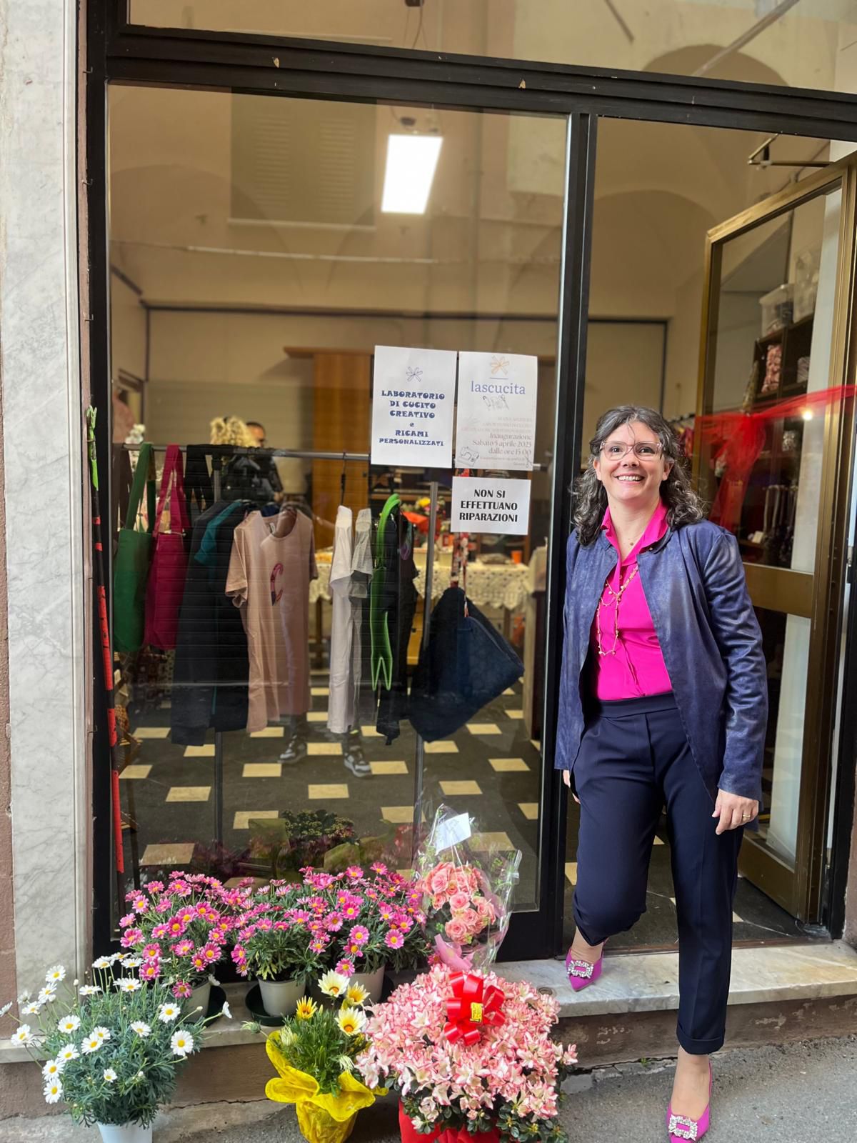 Silvia davanti al laboratorio LaScucita in Via degli Orefici a Savona