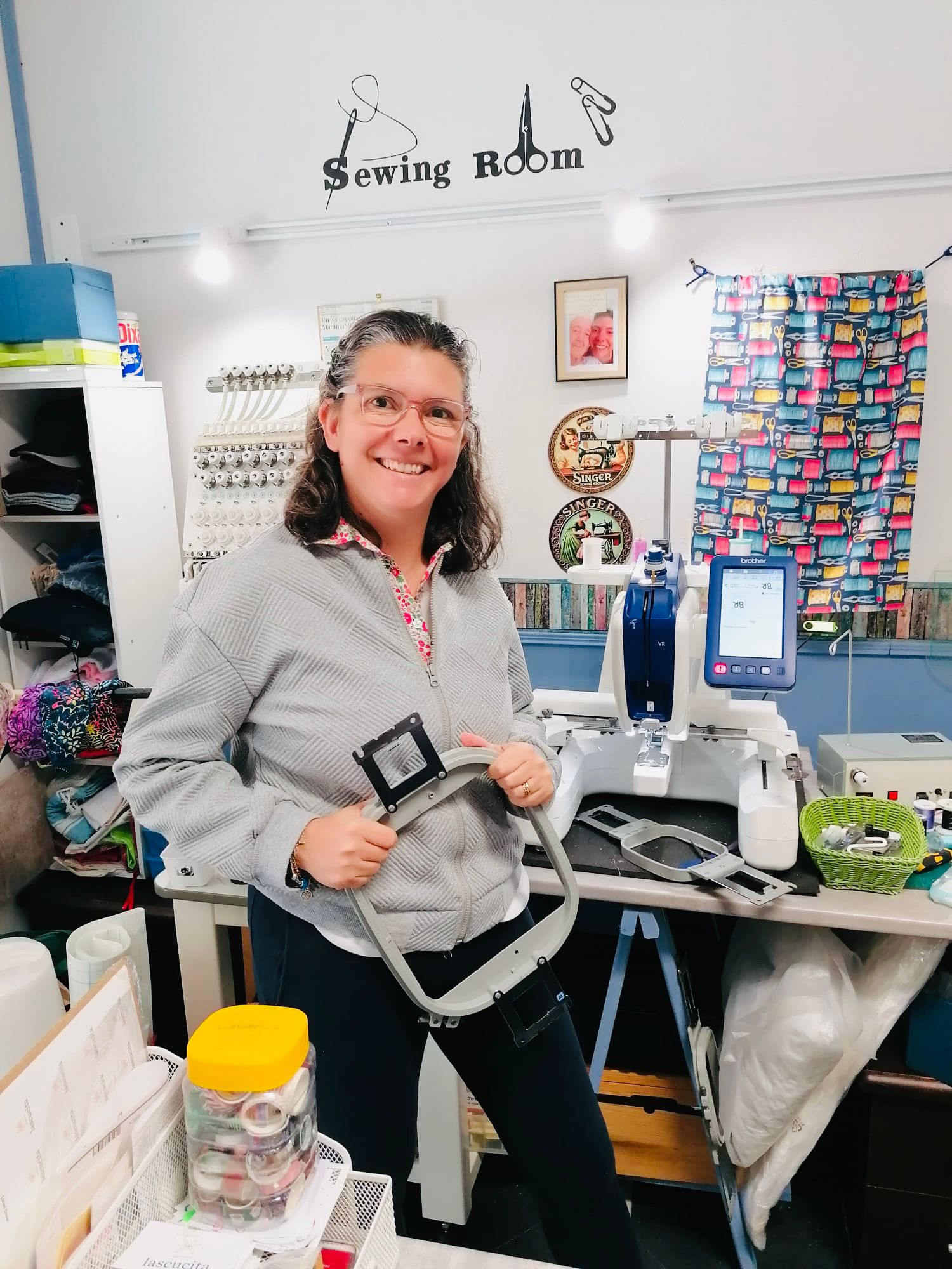 Silvia nel laboratorio LaScucita accanto alla macchina da ricamo
