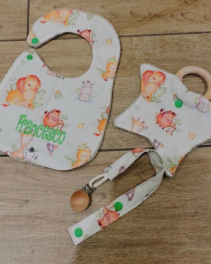 Set nascita personalizzato con bavaglino, doudou e catenella portaciuccio