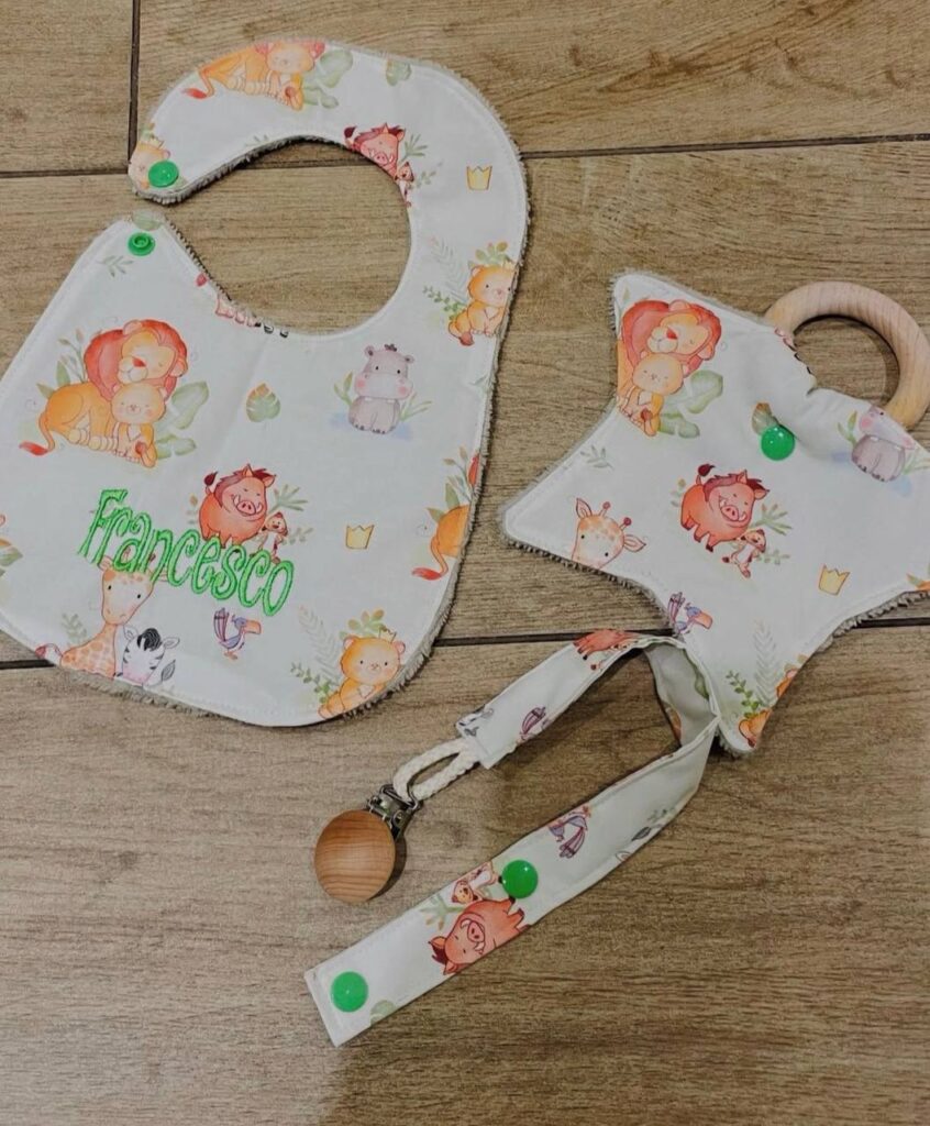 Set nascita personalizzato con bavaglino, doudou e catenella portaciuccio